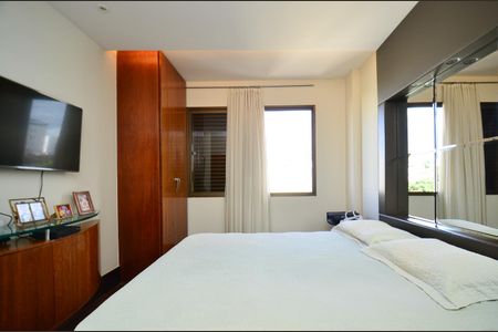 Apartamento à venda com 330m², 4 quartos e 4 vagas Apartamento à venda com 330m², 4 quartos e 4 vagasSuíte