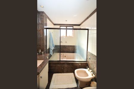 Apartamento à venda com 330m², 4 quartos e 4 vagas Apartamento à venda com 330m², 4 quartos e 4 vagasBanheiro da Suíte