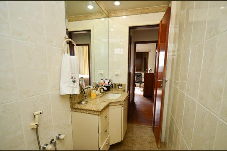 Apartamento à venda com 330m², 4 quartos e 4 vagas Apartamento à venda com 330m², 4 quartos e 4 vagasBanheiro social