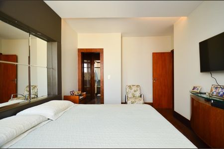 Apartamento à venda com 330m², 4 quartos e 4 vagas Apartamento à venda com 330m², 4 quartos e 4 vagasSuíte