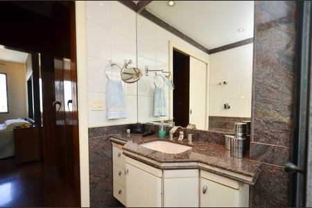 Apartamento à venda com 330m², 4 quartos e 4 vagas Apartamento à venda com 330m², 4 quartos e 4 vagasBanheiro da Suíte