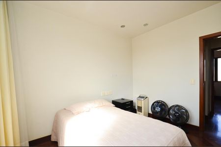 Apartamento à venda com 330m², 4 quartos e 4 vagas Apartamento à venda com 330m², 4 quartos e 4 vagasQuarto 1