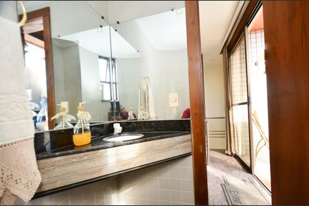 Apartamento à venda com 330m², 4 quartos e 4 vagas Apartamento à venda com 330m², 4 quartos e 4 vagasLavabo social 2