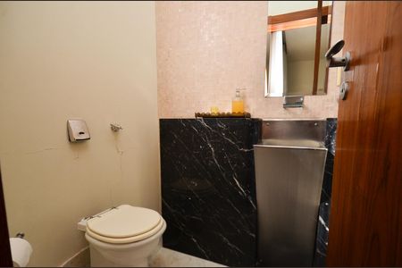 Apartamento à venda com 330m², 4 quartos e 4 vagas Apartamento à venda com 330m², 4 quartos e 4 vagasBanheiro social