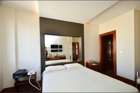 Apartamento à venda com 330m², 4 quartos e 4 vagas Apartamento à venda com 330m², 4 quartos e 4 vagasSuíte