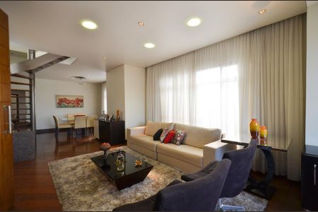 Apartamento à venda com 330m², 4 quartos e 4 vagas Apartamento à venda com 330m², 4 quartos e 4 vagasSala de estar
