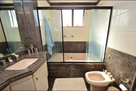 Apartamento à venda com 330m², 4 quartos e 4 vagas Apartamento à venda com 330m², 4 quartos e 4 vagasBanheiro da Suíte