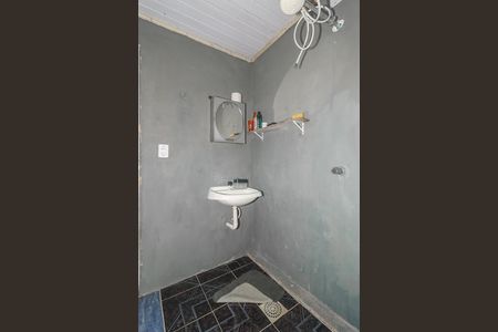 Casa 2 - Banheiro social de casa à venda com 6 quartos, 300m² em Sarandi, Porto Alegre