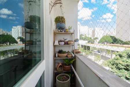 Apartamento à venda com 150m², 4 quartos e 1 vaga Apartamento à venda com 150m², 4 quartos e 1 vagaVaranda