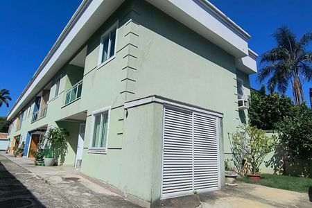 Casa de condomínio à venda com 120m², 3 quartos e 1 vaga Casa de condomínio à venda com 120m², 3 quartos e 1 vagaFachada