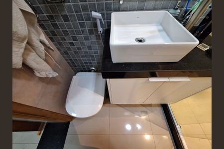 Apartamento à venda com 86m², 2 quartos e sem vagaBanheiro da suíte 2