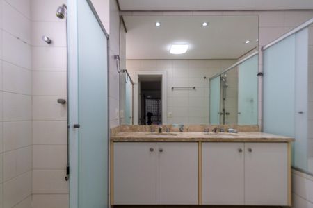 Apartamento para alugar com 205m², 3 quartos e 4 vagasBanheiro da Suíte 2