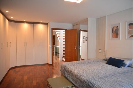 Casa à venda com 162m², 4 quartos e 3 vagasSuíte 2