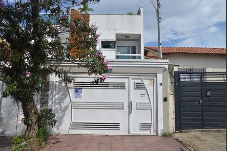 Casa à venda com 162m², 4 quartos e 3 vagasFachada e Placa