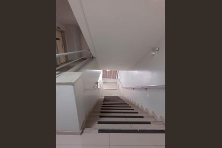 Apartamento para alugar com 76m², 2 quartos e 1 vagaEscada