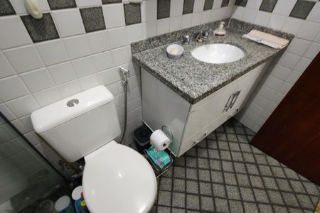 Casa de condomínio à venda com 109m², 3 quartos e 2 vagasBanheiro 2