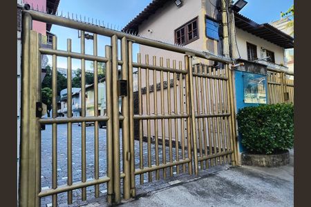 Casa de condomínio à venda com 109m², 3 quartos e 2 vagasFachada e portaria