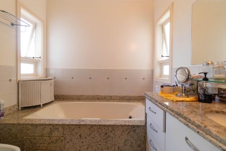 Casa de condomínio para alugar com 370m², 4 quartos e 4 vagasBanheiro da Suíte 1