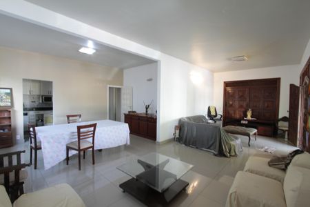 Casa à venda com 250m², 5 quartos e 3 vagasSala