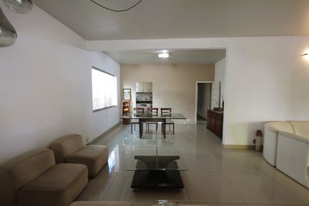 Casa à venda com 250m², 5 quartos e 3 vagasSala