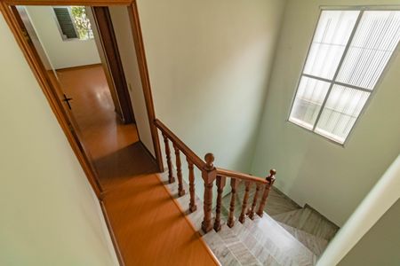 Casa à venda com 222m², 3 quartos e 2 vagas Casa à venda com 222m², 3 quartos e 2 vagasEscada