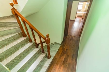 Casa à venda com 222m², 3 quartos e 2 vagas Casa à venda com 222m², 3 quartos e 2 vagasEscada