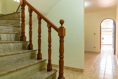 Casa à venda com 222m², 3 quartos e 2 vagas Casa à venda com 222m², 3 quartos e 2 vagasEscada