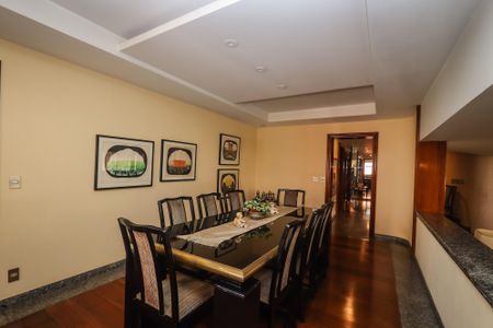 Apartamento à venda com 367m², 4 quartos e 4 vagas Apartamento à venda com 367m², 4 quartos e 4 vagasSala de jantar