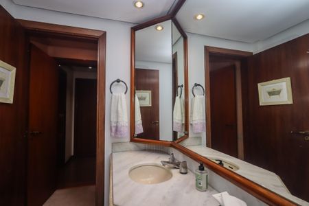 Apartamento à venda com 367m², 4 quartos e 4 vagas Apartamento à venda com 367m², 4 quartos e 4 vagasBanheiro da Suite 3