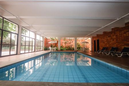 Apartamento à venda com 367m², 4 quartos e 4 vagas Apartamento à venda com 367m², 4 quartos e 4 vagasÁrea Comum - Piscina Coberta