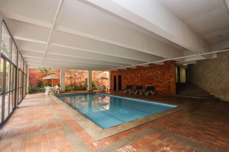 Apartamento à venda com 367m², 4 quartos e 4 vagas Apartamento à venda com 367m², 4 quartos e 4 vagasÁrea Comum - Piscina Coberta