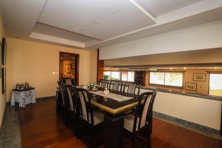 Apartamento à venda com 367m², 4 quartos e 4 vagas Apartamento à venda com 367m², 4 quartos e 4 vagasSala de jantar
