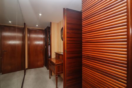 Apartamento à venda com 367m², 4 quartos e 4 vagas Apartamento à venda com 367m², 4 quartos e 4 vagasCloset da Suite Master