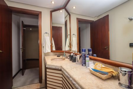 Apartamento à venda com 367m², 4 quartos e 4 vagas Apartamento à venda com 367m², 4 quartos e 4 vagasBanheiro da Suite 2
