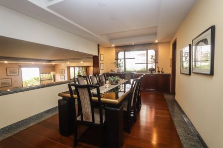 Apartamento à venda com 367m², 4 quartos e 4 vagas Apartamento à venda com 367m², 4 quartos e 4 vagasSala de jantar