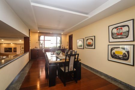 Apartamento à venda com 367m², 4 quartos e 4 vagas Apartamento à venda com 367m², 4 quartos e 4 vagasSala de jantar