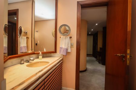 Apartamento à venda com 367m², 4 quartos e 4 vagas Apartamento à venda com 367m², 4 quartos e 4 vagasLavabo da Suite Master