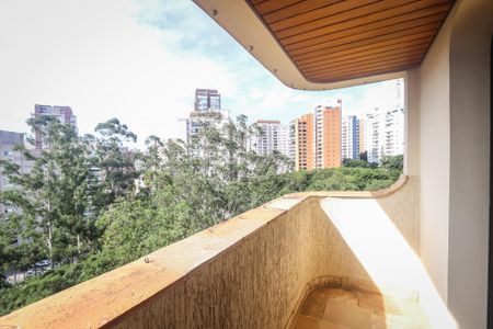 Apartamento à venda com 367m², 4 quartos e 4 vagas Apartamento à venda com 367m², 4 quartos e 4 vagasVaranda da Sala das Suites