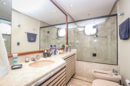 Apartamento à venda com 367m², 4 quartos e 4 vagas Apartamento à venda com 367m², 4 quartos e 4 vagasBanheiro da Suite 2