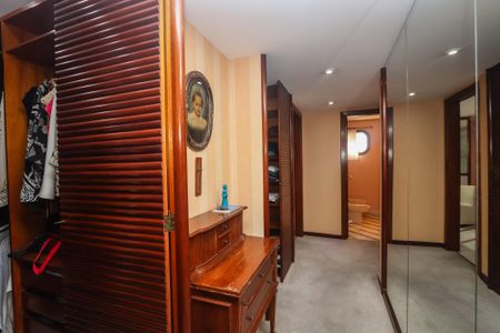 Apartamento à venda com 367m², 4 quartos e 4 vagas Apartamento à venda com 367m², 4 quartos e 4 vagasCloset da Suite Master