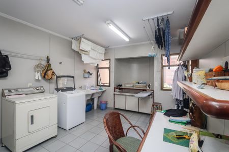 Apartamento à venda com 367m², 4 quartos e 4 vagas Apartamento à venda com 367m², 4 quartos e 4 vagasLavanderia