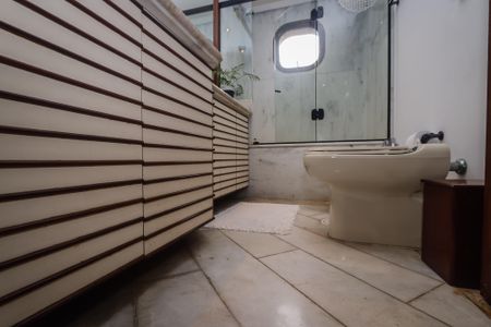 Apartamento à venda com 367m², 4 quartos e 4 vagas Apartamento à venda com 367m², 4 quartos e 4 vagasBanheiro da Suite 3