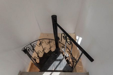 Casa para alugar com 90m², 3 quartos e sem vagaEscadas