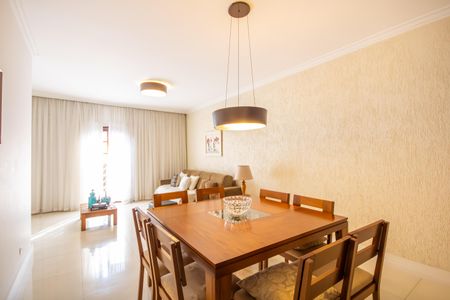 Casa à venda com 272m², 4 quartos e 2 vagasSala