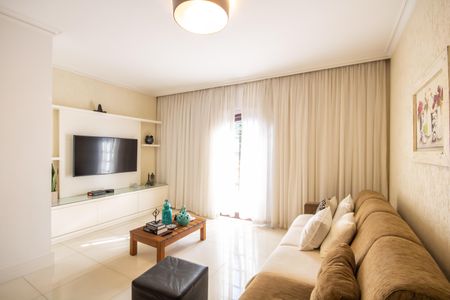 Casa à venda com 272m², 4 quartos e 2 vagasSala