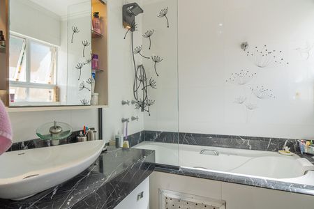 Casa de condomínio à venda com 180m², 3 quartos e 2 vagasBanheiro da Suíte