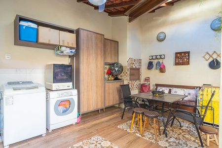 Casa de condomínio à venda com 180m², 3 quartos e 2 vagasQuintal