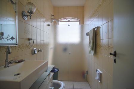 Casa à venda com 320m², 4 quartos e 5 vagasBanheiro da Suíte