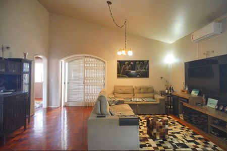 Casa à venda com 320m², 4 quartos e 5 vagasSala