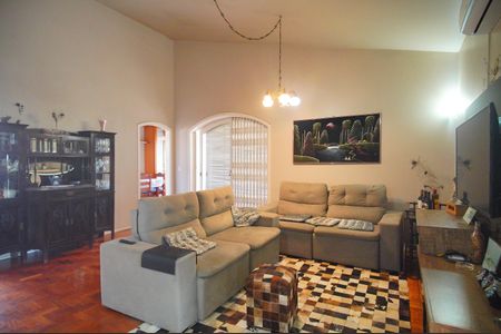 Casa à venda com 320m², 4 quartos e 5 vagasSala